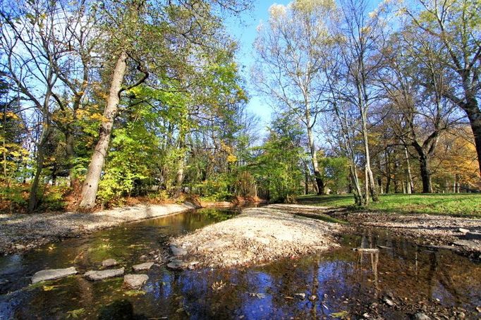 Revitalizace drobného vodního toku - náhonu - v parku Střelnice.