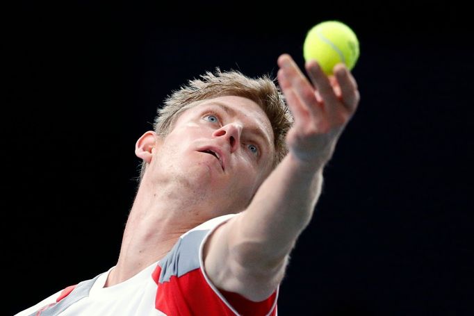 Jihoafrický tenista Kevin Anderson v utkání pařížského turnaje Masters 2012 proti Čechovi Tomáši Berdychovi.