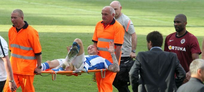 Fotbal, Pohár České pošty, Sparta - Mladá Boleslav: zraněný Radek Dosoudil