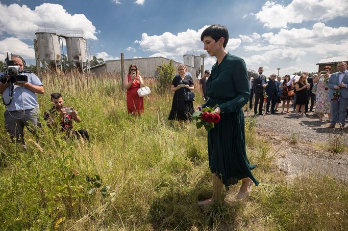 Symbolické zahájení demolice vepřína v Letech u Písku, který stál na místě koncentračního tábora pro Romy. Na místě vznikne památník holokaustu.