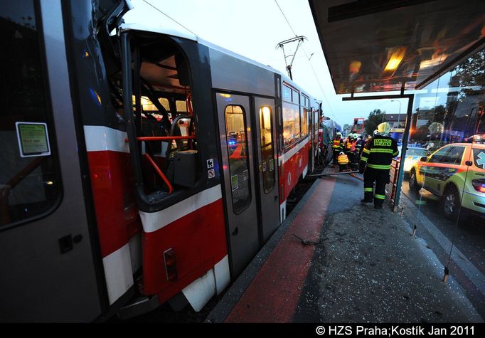 Srážka tramvají na Plzeňské ulici v Praze 5. Řidič jedné ze souprav nehodu nepřežil.