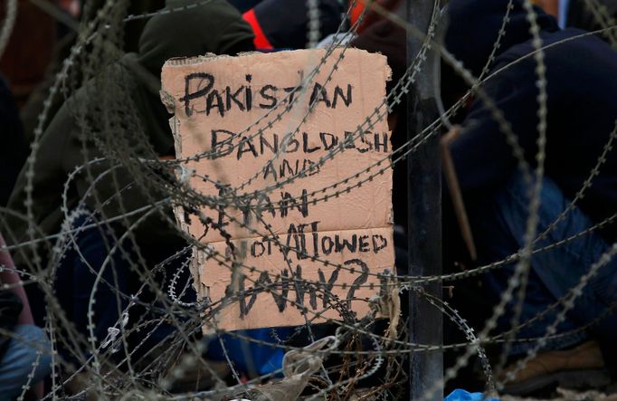 Uprchlíci protestují proti opatření, podle kterého jsou do Makedonie vpouštěni jen byvatelé Sýrie, Iráku a Afghanistánu.