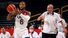 Damian Lillard a český kouč Ronen Ginzburg v zápase USA - Česko na OH 2020