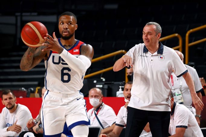 Damian Lillard a český kouč Ronen Ginzburg v zápase USA - Česko na OH 2020