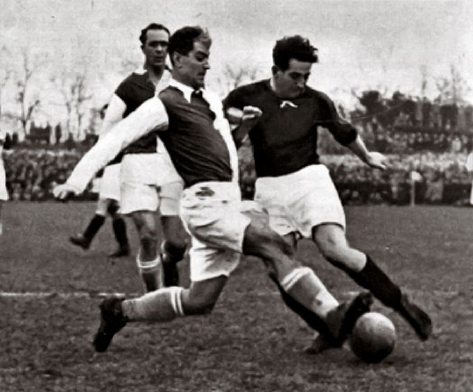 První okupační derby se hrálo před 25 tisíci diváky pár dní po vstupu wehrmachtu, v neděli 26. března 1939 na Letné.