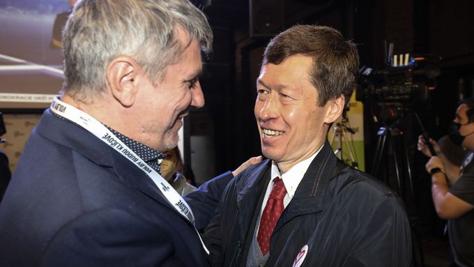 Hayato Okamura (vpravo), nově zvolený poslanec za KDU-ČSL.