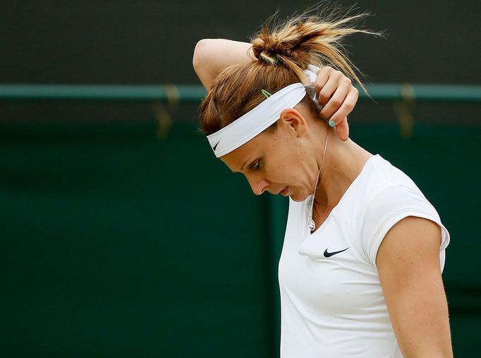 Lucie Šafářová v osmifinále Wimbledonu 2015 s Coco Vandewegheovou.