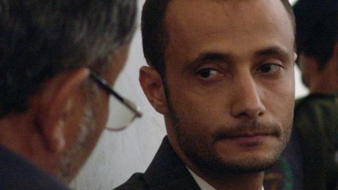 Šéfredaktor Yemen Observeru Muhammad al-Asadí se svým právníkem. Je obžalován za otištění karikatur proroka Mohameda