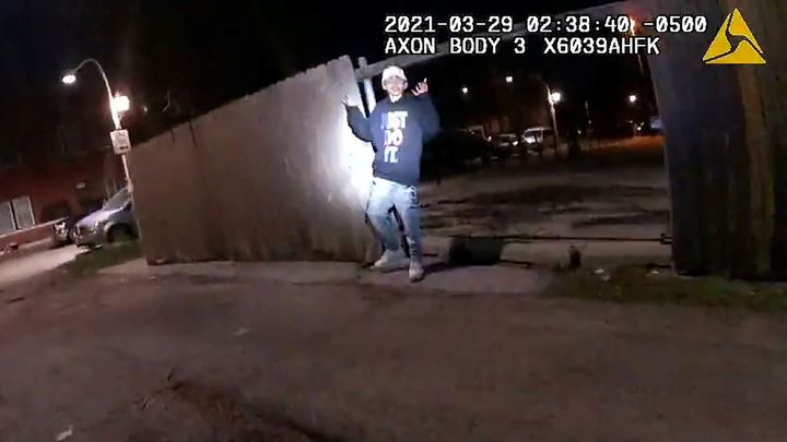 Vzdával se, strážník přesto vystřelil. V Chicagu zemřel po zásahu policie chlapec; Zdroj foto: Civilian Office of Police Accountability/Handout via REUTERS