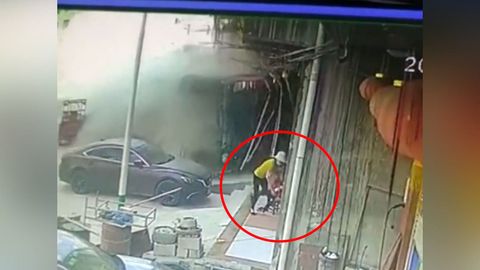 Na ženu s dítětem se řítil neovladatelný kamion. Kamera zachytila rozhodující vteřiny