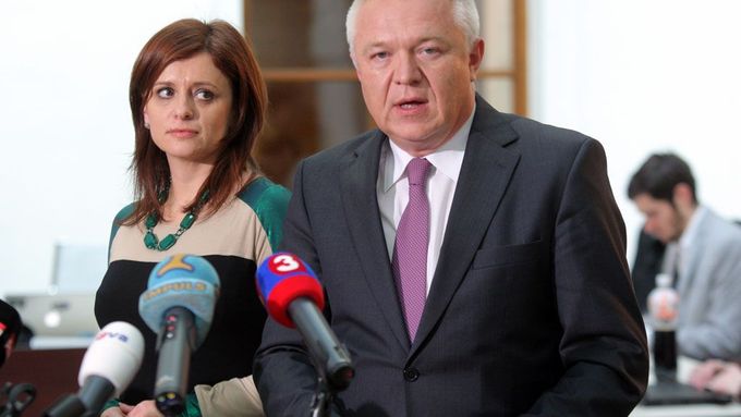 Místopředsedkyně Sněmovny Jaroslava Jermanová (vlevo) byla v pátek z chování poslanců nešťastná. (Ilustrační foto)