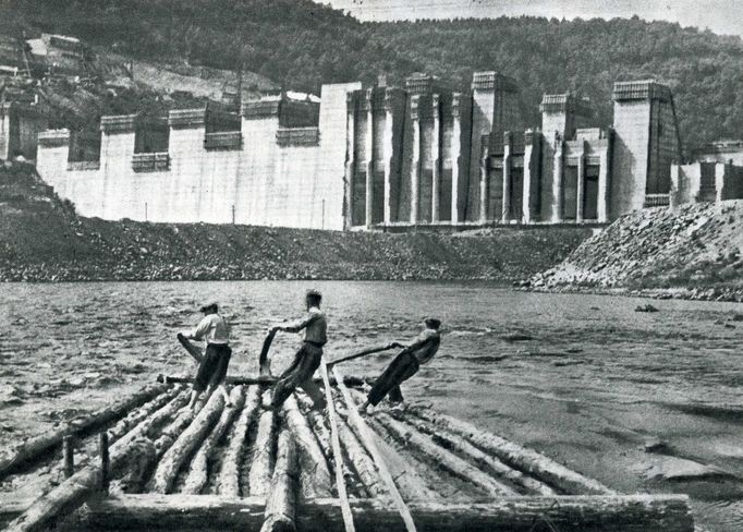 Na ilustračním snímku: Vorařství, Česká republika, Na fotografii: Vor před vodní přehradou Orlík. 50. léta