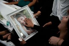 Izrael pláče. Na pohřeb dětí zabitých při útoku na Madždal Šams přišly tisíce lidí