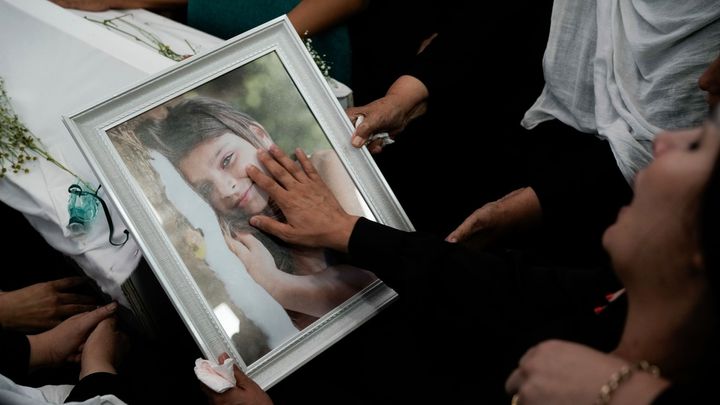 Izrael pláče. Na pohřeb dětí zabitých při útoku na Madždal Šams přišly tisíce lidí
