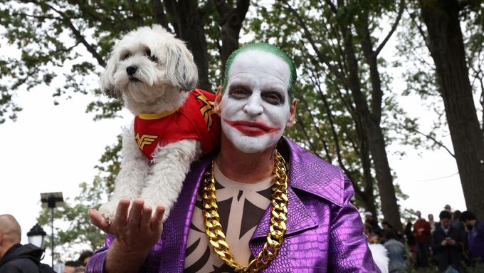 Američan v halloweenském převleku Jokera.