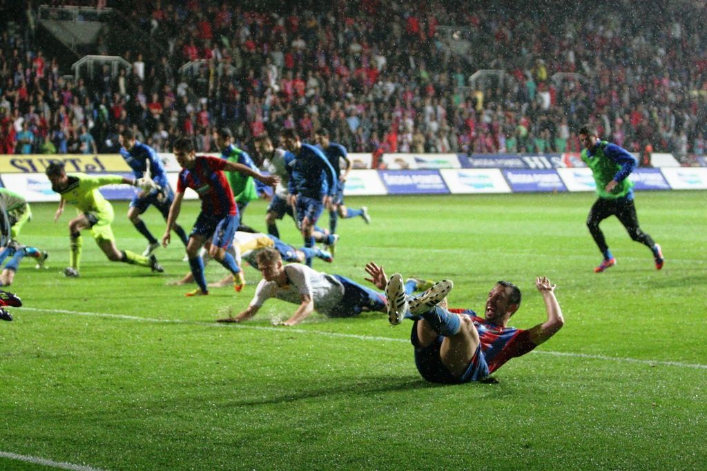 Fotbalisté Plzně slaví vítězství v odvetném utkání kvalifikace Evropské ligy 2012/13 s Lokerenem.