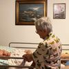 Jednorázové užití / Fotogalerie / Fotograf během pandemie zachytil poslední boj svého dědečka s demencí.