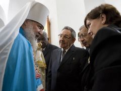Kubánský prezident Raúl Castro v rozhovru s metropolitou Kirilem. Ten má v Ruské pravoslavné církvi na starosti vztahy se zahraničím.