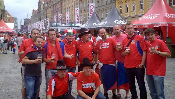 Podívejte se na původní video z Vratislavi, kde se takto v sobotu čeští a polští fanoušci připravovali na večerní utkání svých týmů o postup ze základní skupiny.