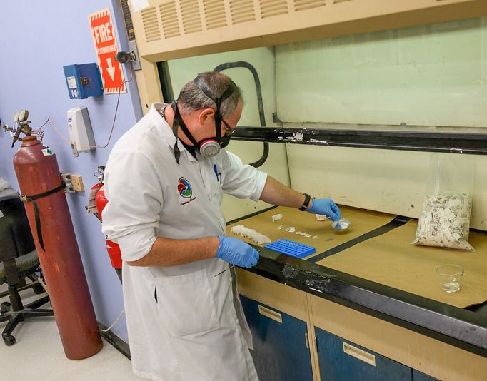Chemik Úřadu pro potírání drog kontroluje zabavený prášek obsahující fentanyl v regionální laboratoři na severovýchodě země, snímek z října 2019 z New Yorku.