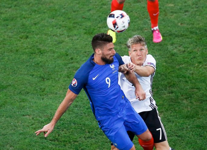 ME 2016, Francie-Německo: Olivier Giroud - Bastian Schweinsteiger