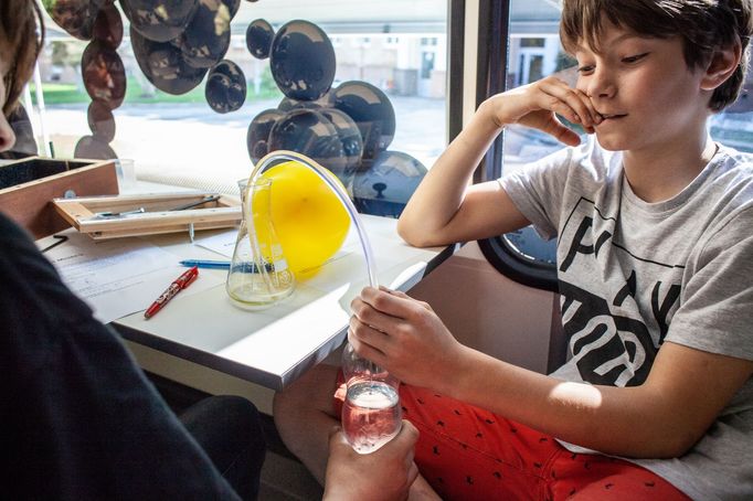 Základní škola Mníšek pod Brdy, EDUbus, mobilní polytechnická laboratoř, školní pokusy, fyzika, chemie, fyzikální pokusy, chemické pokusy. Mníšek pod Brdy, 17. 4. 2018.