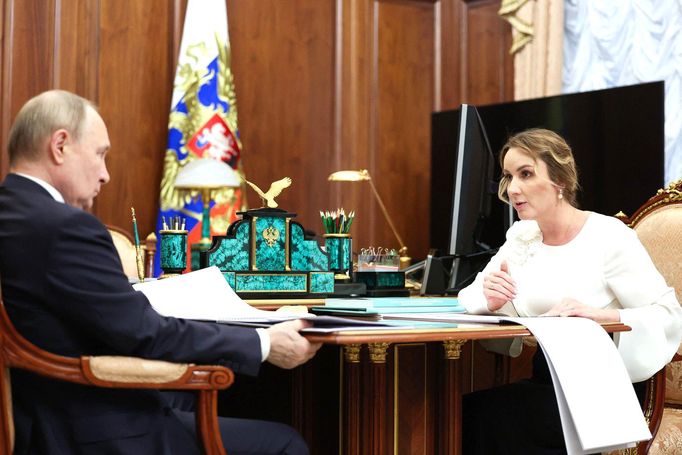 Ruský prezident Vladimir Putin  na setkání s komisařkou pro práva dětí Marií Lvovou-Bělovovou v květnu 2024.