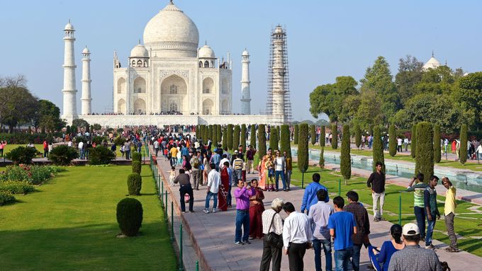 Tádž Mahal, když je jeho fasáda bílá.