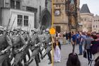 Tehdy a nyní: Kudy kráčeli Prahou nacisté i jejich mládež, odkud přesně mával Hitler