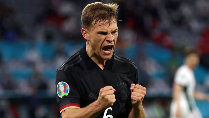 Joshua Kimmich slaví v utkání fotbalového Eura s Maďarskem gól parťáka Leona Goretzky, který zachránil Německo v turnaji