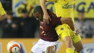 Gilberto Silva z Arsenalu (vlevo) brání hráče Villarrealu Guillerma Franka.