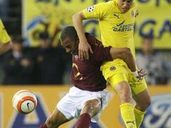 Gilberto Silva z Arsenalu (vlevo) brání hráče Villarrealu Guillerma Franka.