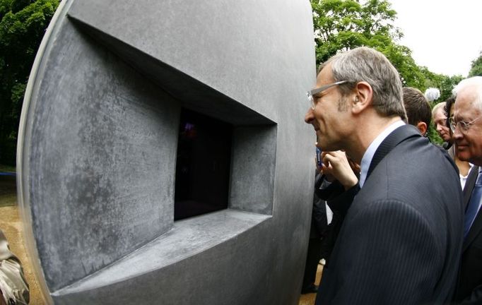 Volker Beck of the environmental German Greens party (Buendnis 90 Die Gruenen) looks at the new memorial to homosexuals persecuted by the Nazis, during the inauguration ceremony in Berlin May 27, 2008. The single grey concrete slab is placed in the capital's central Tiergarten park. REUTERS/Johannes Eisele (GERMANY)