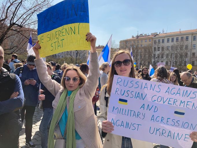 Rusové v Praze protestovali proti Putinovi a válce na Ukrajině