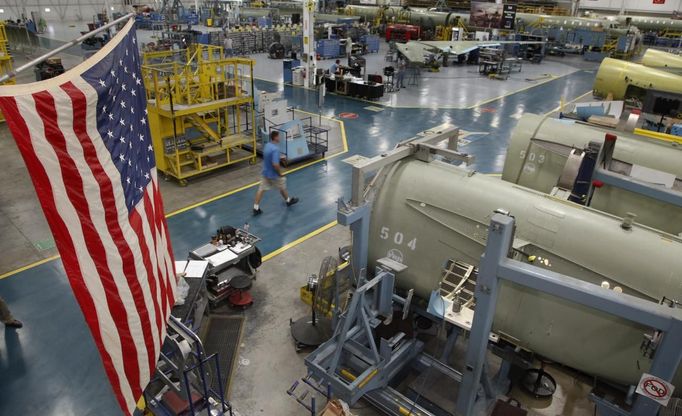 Cessna employees work on the business jets during a tour of the Cessna business jet assembly line at their manufacturing plant in Wichita, Kansas August 14, 2012. One of Cessna Aircraft Company CEO and president Scott Ernes' first moves after joining in May 2011 was to carve Cessna up into five units, each of which run by an executive who was responsible for whether the unit reported a profit or loss. Picture taken August 14, 2012. REUTERS/Jeff Tuttle (UNITED STATES - Tags: TRANSPORT BUSINESS) Published: Srp. 22, 2012, 11:41 dop.