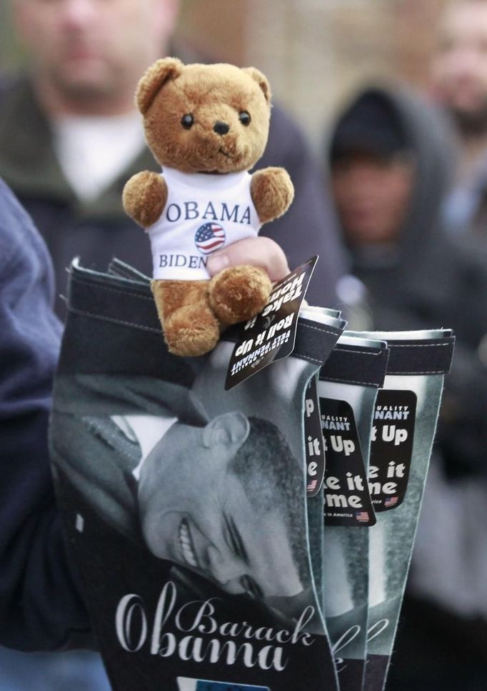 A bear wearing a miniature t-shirt supporting U.S. President Barack Obama is pictured for sale outside Mentor High School before a campaign rally, in Mentor November 3, 2012. REUTERS/Jason Reed (UNITED STATES - Tags: POLITICS ELECTIONS USA PRESIDENTIAL ELECTION) Published: Lis. 3, 2012, 2:58 odp.