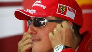 Michael Schumacher si chrání uši v boxech v Hockenhemu při kvalifikaci na GP Německa.