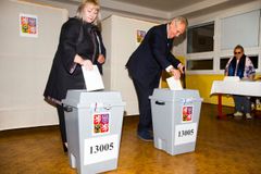 Prezident Zeman s manželkou hlasovali pro Ringo Čecha. Ve svém okrsku byli jediní