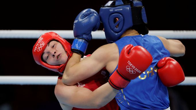 Tokyo 2020 Olympics - Boxing - Women's Middleweight - Final - Kokugikan Arena - Tokyo, Japan - August 8, 2021. Li Qian of China in action against Lauren Price of Britain