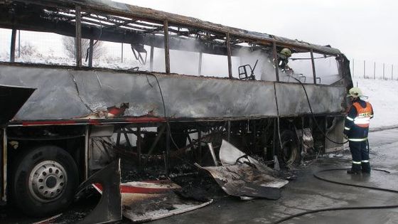 Na D11 shořel autobus vezoucí děti na hory