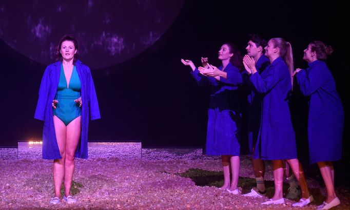 Vlevo je Lada Bělašková jako Marta Kubišová.