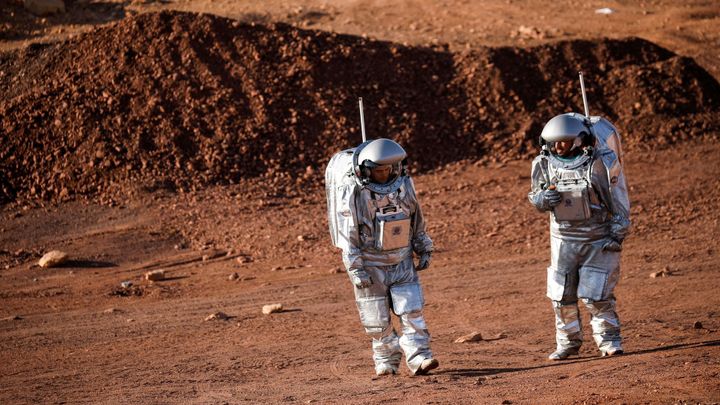 Vypadá jako Mars, ale není to Mars. Vědci testují výbavu astronautů v rudém kráteru; Zdroj foto: Reuters