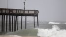 Předzvěst blížící se bouře Irene. Obří vlny útočí na molo u Ocean City, stát Maryland.