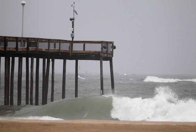 Předzvěst blížící se bouře Irene. Obří vlny útočí na molo u Ocean City, stát Maryland.