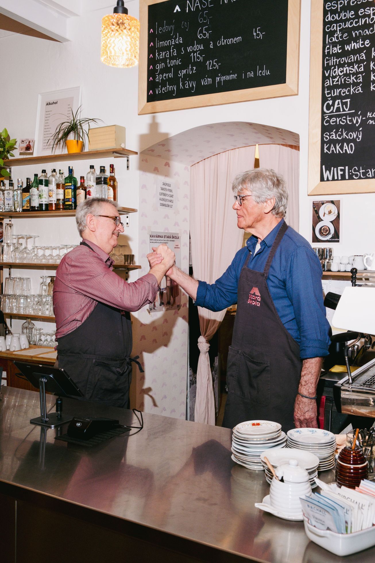 stará škola, kavárna, záchrana, sbírka, peníze, důchodci, senioři