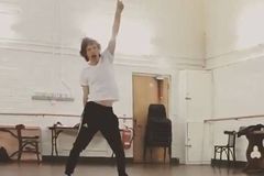 Mick Jagger je v 75 letech po operaci srdce ve formě, ve videu tančí jako zamlada
