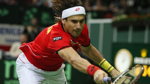 Španělský tenista David Ferrer ve finále Davis Cupu 2012 proti Čechovi Tomáši Berdychovi.