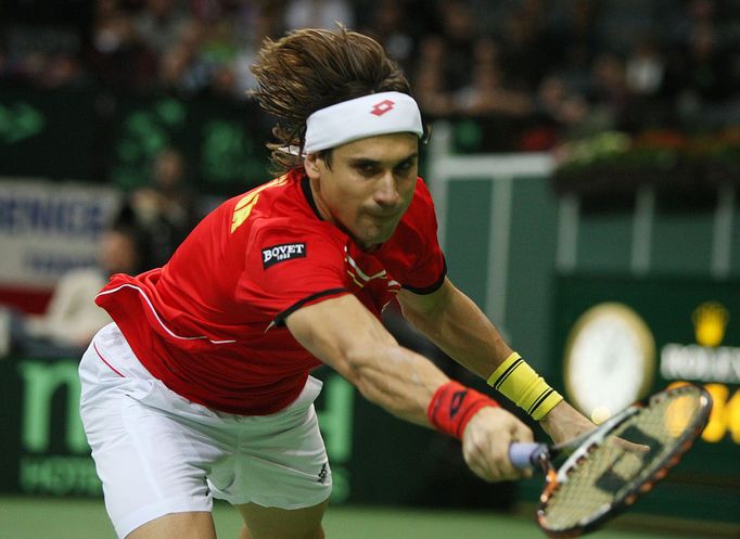 Španělský tenista David Ferrer ve finále Davis Cupu 2012 proti Čechovi Tomáši Berdychovi.