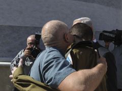 Setkání Gilada Šalita s otcem po pětiletém odloučení. 