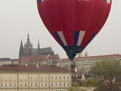 Pilot by se měl vyvarovat vstupu do bezletové zóny nad Pražským hradem i koridoru kolem letiště Ruzyně